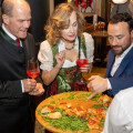 Antonio Barbaro (Gründer Fratelli Barbaro) präsentiert Gastro-Fachgruppenobmann Peter Dobcak und Gattin Silvia Dobcak die neuen Produktneuheiten von „Fratelli Barbaro“.