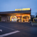 The exterior of the location stands out with its modern BILLA design, which has been expanded to include the name of the retailer in large letters.