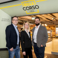 (v.l.n.r.): Jürgen Marker (BILLA Vertriebsleiter), Lidija Kojic (BILLA Corso Marktmanagerin) und Michael Winkler (BILLA Vertriebsmanager) freuen sich über den neuen Standort am Flughafen Wien.