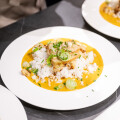 Auch eine plant-based Option wurde mit Vegavita Erdnuss-Curry mit Reis, Ofenkarfiol, getoppt mit gebratenen Vegavita Filets Huhn-Art zubereitet.