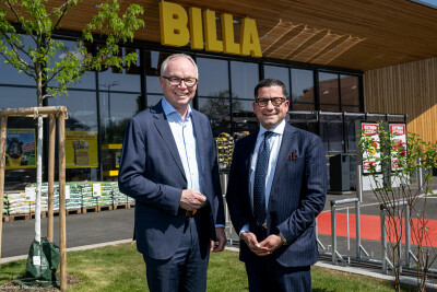 (from left to right): Dr. Stephan Pernkopf, Deputy Governor of Lower Austria, and Marcel Haraszti, CEO of Rewe International AG, visited the modernized “green” BILLA store in Oberwaltersdorf.