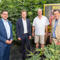 v.l.: Marcel Haraszti, Vorstand REWE International AG, mit Michael Kraulitz, Feigenbauer aus Simmering, und Peter Hanke, Wirtschaftsstadtrat Stadt Wien