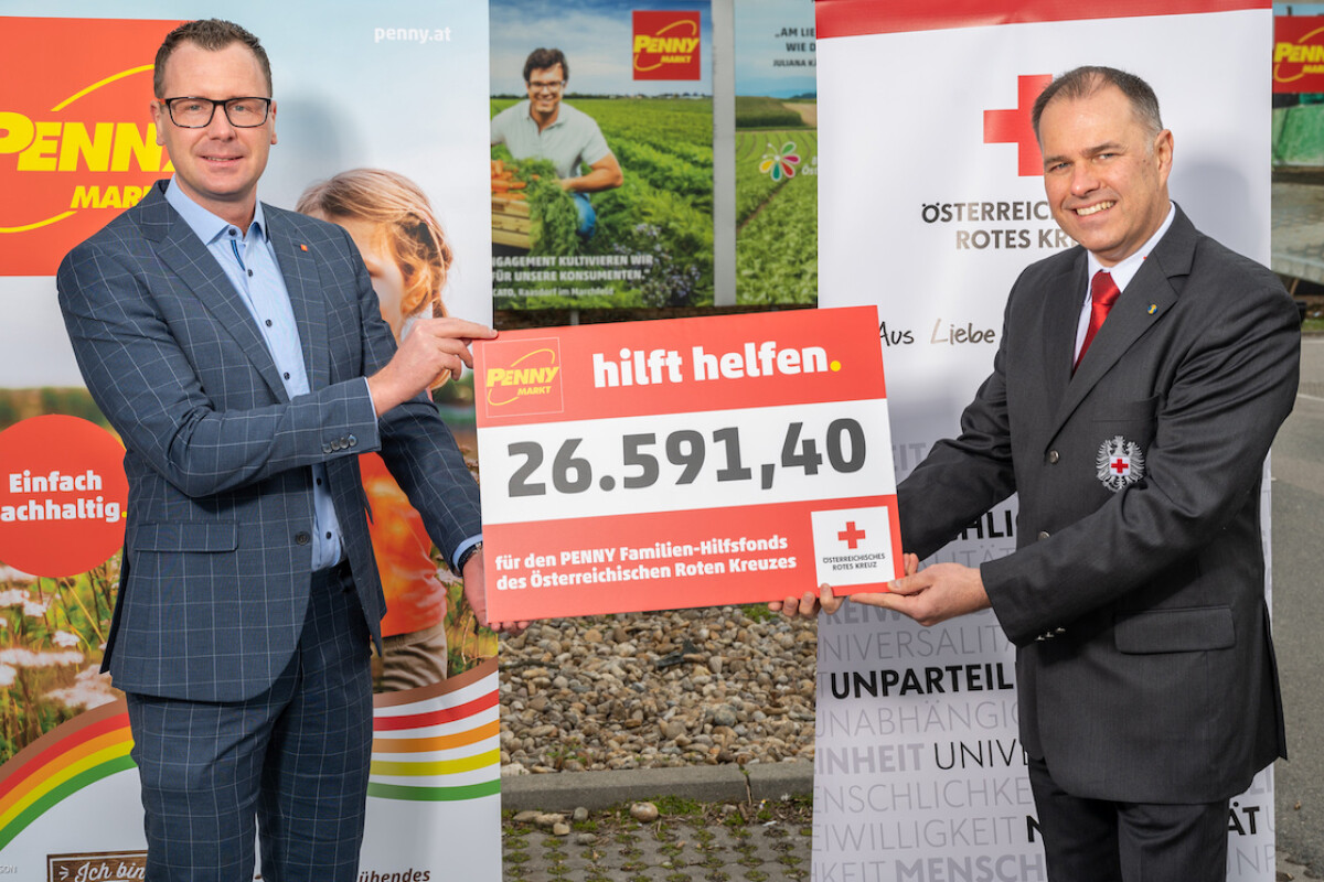 Mario Märzinger, PENNY CEO, and Peter Kaiser, Deputy General Secretary of the WCC, are delighted about the generous donations made by PENNY customers.