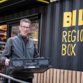 BILLA Mitarbeiter befüllen die BILLA Regional Boxen regelmäßig mit frischen Lebensmitteln.
