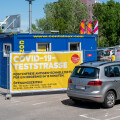 An insgesamt sieben BILLA PLUS-Standorten in Oberösterreich, in Niederösterreich und im Burgenland führt medizinisches Fachpersonal kostenlose Covid-19-Schnelltests durch.
