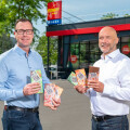 v.l.: Die PENNY Geschäftsführer Mario Märzinger und Ralf Teschmit mit der neuen Eigenmarke „Very Fair“-Schokolade.