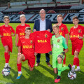 Hermann Weiß (BILLA Vertriebsdirektor) übergab die neuen Fußballdressen an die U15-Spieler des FC Flyeralarm Admira am 6. September am Fußballplatz in Maria Enzersdorf.