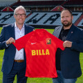 v.l.: Hermann Weiß (BILLA Vertriebsdirektor) und Patrick Pauli (FC Flyeralarm Admira, Direktor Sponsoring & Marketing) mit den neuen Fußballdressen für die U15-Spieler.
