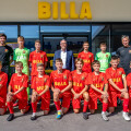 Die U15-Mannschaft des FC Flyeralarm Admira mit Hermann Weiß (BILLA Vertriebsdirektor, vierter von links) vor dem BILLA-Markt in Maria Enzersdorf.