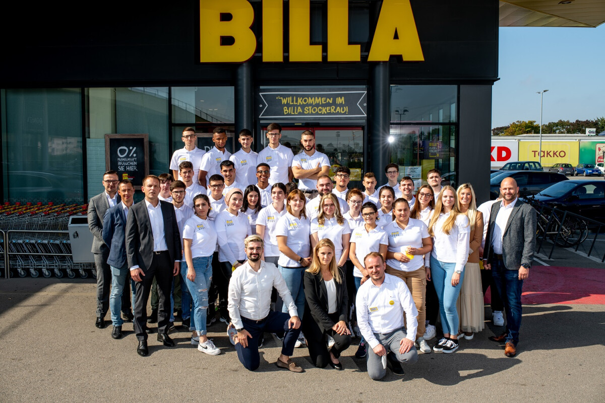 Eric Scharnitz (BILLA Vertriebsdirektor, 3.v.l.), Harald Mießner (BILLA Vorstand Vertrieb, r. außen) und sein Team wünschen den Lehrlingen viel Erfolg bei der Leitung des BILLA Marktes in Stockerau.