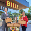 v.l.: BILLA Vertriebsdirektor Peter Gschiel und BILLA Marktmanagerin in Graz-Mariatroster Straße 142 Elisabeth Heigl mit den Obst- & Gemüse-Kisterl.