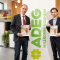 Univ.-Prof. Dr. Peter Filzmaier (links) und ADEG Vorstandssprecher Brian Beck (rechts) mit dem ADEG Dorfleben-Report® 2021.