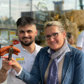 v.l.: Suzana Bauer (BILLA Vertriebsmanagerin) und Murat Ceper (BILLA Lehrling) halfen bei der Oktoberfest-Spendenaktion für die ITA fleißig mit.