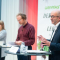 v.l.: Natalie Lehner (Expertin für Lebensmittel und Landwirtschaft Greenpeace), Thomas Lindenthal (Studienleiter FiBl) und Andreas Steidl (Geschäftsführer und Agrarexperte Ja! Natürlich)