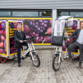 v.l.: Hannes Gruber (BILLA Vertriebsdirektor) und Patrick Rottensteiner (BILLA Digital Logistics Manager & Projektleiter) mit den innovativen E-Lastenfahrrädern.