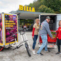 v.l.: Rabia Merdzic (BILLA Marktmanagerin Linzer Bundesstraße 104), Felix Köndgen (BILLA E- Lastenfahrrad Lieferant) und Asima Ibric (BILLA E-Commerce Salzburg) beim Beladen der neuen E-Lastenfahrräder.