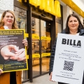 v.l.: Elke Wilgmann (BILLA Vorständin Consumer) und Kathrin Gaál (Vizebürgermeisterin und Frauenstadträtin) läuten zusammen die Initiative gegen Gewalt an Frauen ein.
