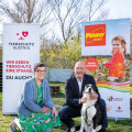 PENNY Geschäftsführer Ralf Teschmit und Madeleine Petrovic, Vereinspräsidentin des Wiener Tierschutzvereins, freuen sich über die Patenschaft.