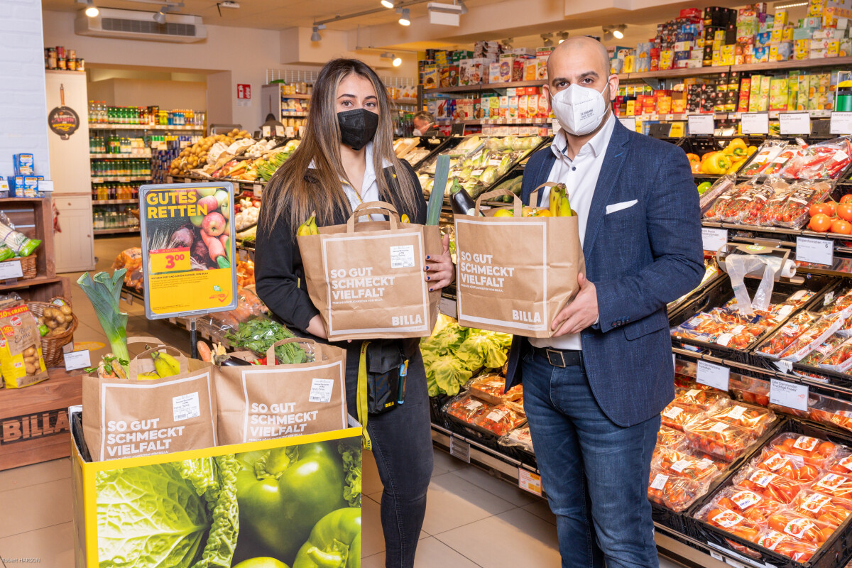 BILLA Marktmanagerin, Zuhal Kacar, und BILLA Vertriebsdirektor für Wien, Hamed Mohseni, ist der verantwortungsvolle Umgang mit Lebensmitteln ein wichtiges Anliegen. Sie freuen sich darauf, Obst und Gemüse eine zweite Chance geben zu können.