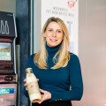 Klaudia Atzmüller mit Ja! Natürlich Bio-Haferdrink in umweltfreundlicher Mehrweg-Glasflasche