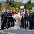 v.l.: Rudolf Robin (Landesfeuerwehrkommandant Kärnten), Franz Humer (Feuerwehrvizepräsident), Armin Blutsch (Feuerwehrvizepräsident), Albert Kern (Feuerwehrpräsident), Reinhard Leichtfried (Landesfeuerwehrkommandant Steiermark), Dietmar Fahrafellner (Landesfeuerwehrkommandant Niederösterreich), Günter Trinker (Landesfeuerwehrkommandant Salzburg), Peter Hölzl (Landesfeuerwehrkommandant Tirol), BILLA Vertriebsdirektor Peter Gschiel, Alois Kögl (Landesfeuerwehrkommandant Burgenland), Robert Mayer (Landesfeuerwehrkommandant Oberösterreich) und Gerald Hillinger (Feuerwehrvizepräsident und Landesfeuerwehrkommandant Wien) im Austausch.