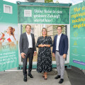 v.l.: Eric Scharnitz (BILLA Vertriebsdirektor), Suzana Bauer (BILLA Vertriebsmanagerin), und Michael Eichinger (BILLA Gruppenleiter Obst & Gemüse) vor dem neu errichteten Container im 10 Bezirk.