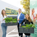 v.l.n.r.: Maida Tutic (BILLA PLUS Mitarbeiterin Wienerberg Straße 27), Michael Eichinger (BILLA Gruppenleiter Obst & Gemüse) und Helena Sanchez (urbane Gärtnerin bei Vertical Field) freuen sich über die erste Ernte im Rahmen des Pilotprojektes.