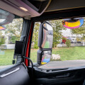 Die farbigen Flächen helfen den Lkw-Fahrer:innen, die Spiegel rasch und korrekt einzustellen.