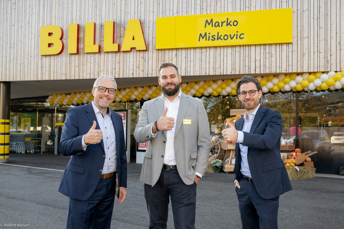 v.l.: Hermann Weiß (BILLA Vertriebsdirektor), Marko Miskovic (BILLA Kaufmann Gloggnitz) und Brian Beck (Vorstand Großhandel und Kaufleute) freuen sich über die Eröffnung des ersten BILLA Marktes, der von einem Kaufmann geführt wird.