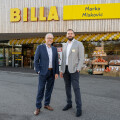 v.l.: Hermann Weiß (BILLA Vertriebsdirektor) und Marko Miskovic (BILLA Kaufmann Gloggnitz) vor dem feierlich eröffneten Markt.