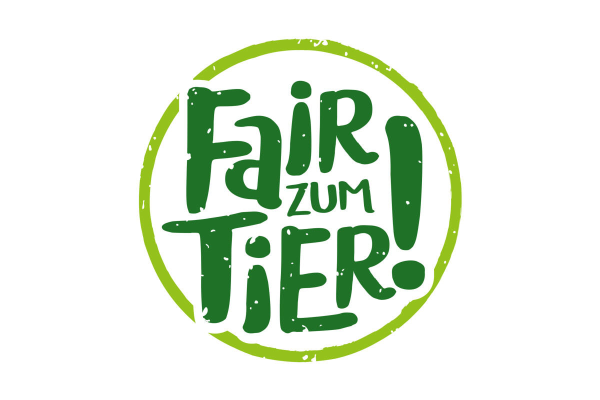 Das „Fair zum Tier“-Siegel hilft Konsument:innen Produkte aus artgemäßer konventioneller Landwirtschaft einfach zu erkennen.
