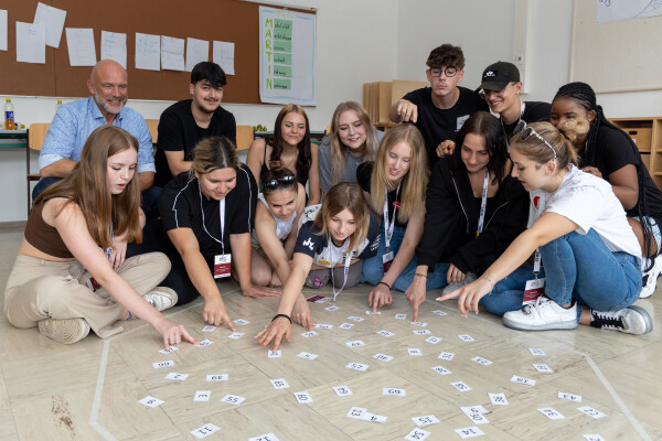 Apprentices from all provinces and all retail companies (BILLA, BILLA Plus, PENNY, BIPA, ADEG and SUTTERLÜTY) experience two intensive workshop days together. PENNY Managing Director Ralf Teschmit with apprentices