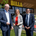(from left to right): Dr. Stephan Pernkopf, Deputy Governor of Lower Austria, Natascha Matousek, Mayor of Oberwaltersdorf, and Marcel Haraszti, CEO of Rewe International AG, visited the modernized “green” BILLA store in Oberwaltersdorf.