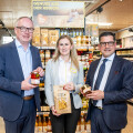 (from left to right): Dr. Stephan Pernkopf, Deputy Governor of Lower Austria, Snjezana Zecevic, BILLA store manager, and Marcel Haraszti, CEO of Rewe International AG, in the modernized “green” BILLA store in Oberwaltersdorf with regional specialties.