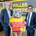 (from left to right): BILLA campaign “I leb‘ für mein’ Verein!” enters its second round - Dr. Stephan Pernkopf, Deputy Governor of Lower Austria, and Marcel Haraszti, CEO of Rewe International AG, with the mascot Ferdl.