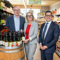 (from left to right): Dr. Stephan Pernkopf, Deputy Governor of Lower Austria, Natascha Matousek, Mayor of Oberwaltersdorf, and Marcel Haraszti, CEO of Rewe International AG, with wines from the Heinrich Hartl winery in Oberwaltersdorf.
