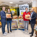 (from left to right): Alexander Poropatits-Anderl (BILLA Sales Manager), Elisabeth Pichler (Head of the Gruft), Klaus Schwertner (Caritas Director) and Hamed Mohseni (BILLA Sales Director) are delighted about the launch of the Gruftsackerl campaign, which benefits Caritas' homeless aid.