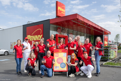 The PENNY management team in front of the store in Feldbach.