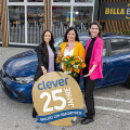 f.l.t.r. Jasmin Dellamea, the winner Nicol K., group leader Andrea Müller Handing over the main prize to the winner of the clever anniversary competition.