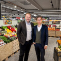 v.l.n.r.: Emir Spahic (BILLA PLUS Kaufmann in Pottendorf) und Brian Beck (BILLA Vorstand Großhandel und Kaufleute) bei der Eröffnung des ersten BILLA PLUS Marktes, der von einem Kaufmann selbständig geführt wird.