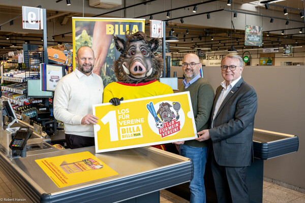 (from left to right): Harald Mießner (BILLA Board Member for Sales), mascot Ferdl, Michael Paterno (BILLA Board Member for Consumer) and Sport Austria President Hans Niessl are looking forward to the big raffle ticket collection as part of the campaign.