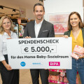 f.l.t.r.: Red box donation check: Michaela Mülleder, Markus Geyer, Theresa Bodner (Head of the Mama Baby Social Room)