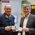 Oberösterreichs Landespolizeidirektor-Stv. Generalmajor Günther Humer (links) und Thomas Steingruber, BILLA Vertriebsdirektor in Oberösterreich.