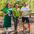 Dagmar Habeler (Waldquelle Mineralwasser), Kerstin Haberhauer (waldsetzen.jetzt) (mitte) und PENNY Einkaufsleiter Gerald Flechl sind motiviert für den ersten PENNY und Waldquelle Stöpselwald 2023.