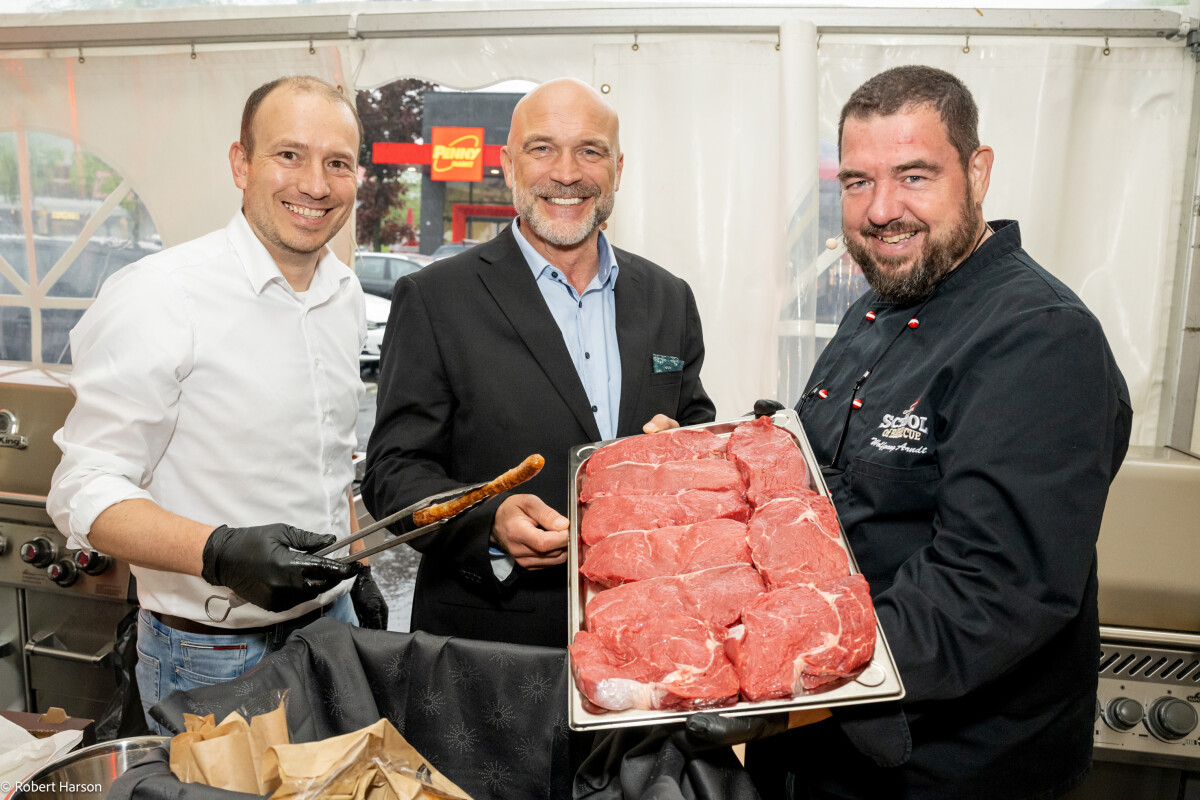 PENNY Verkaufsleiter Fleisch Thomas Ruhmer, Geschäftsführer Ralf Teschmit und Grillmeister Wolfgang Arndt (v.l.n.r.)