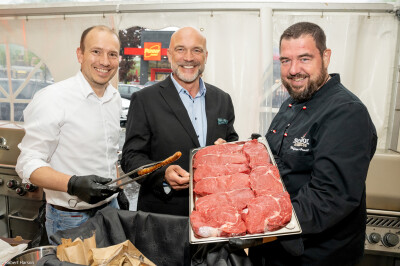 PENNY Sales Manager Meat Thomas Ruhmer, CEO Ralf Teschmit and Grill Master Wolfgang Arndt (l.t.r.)