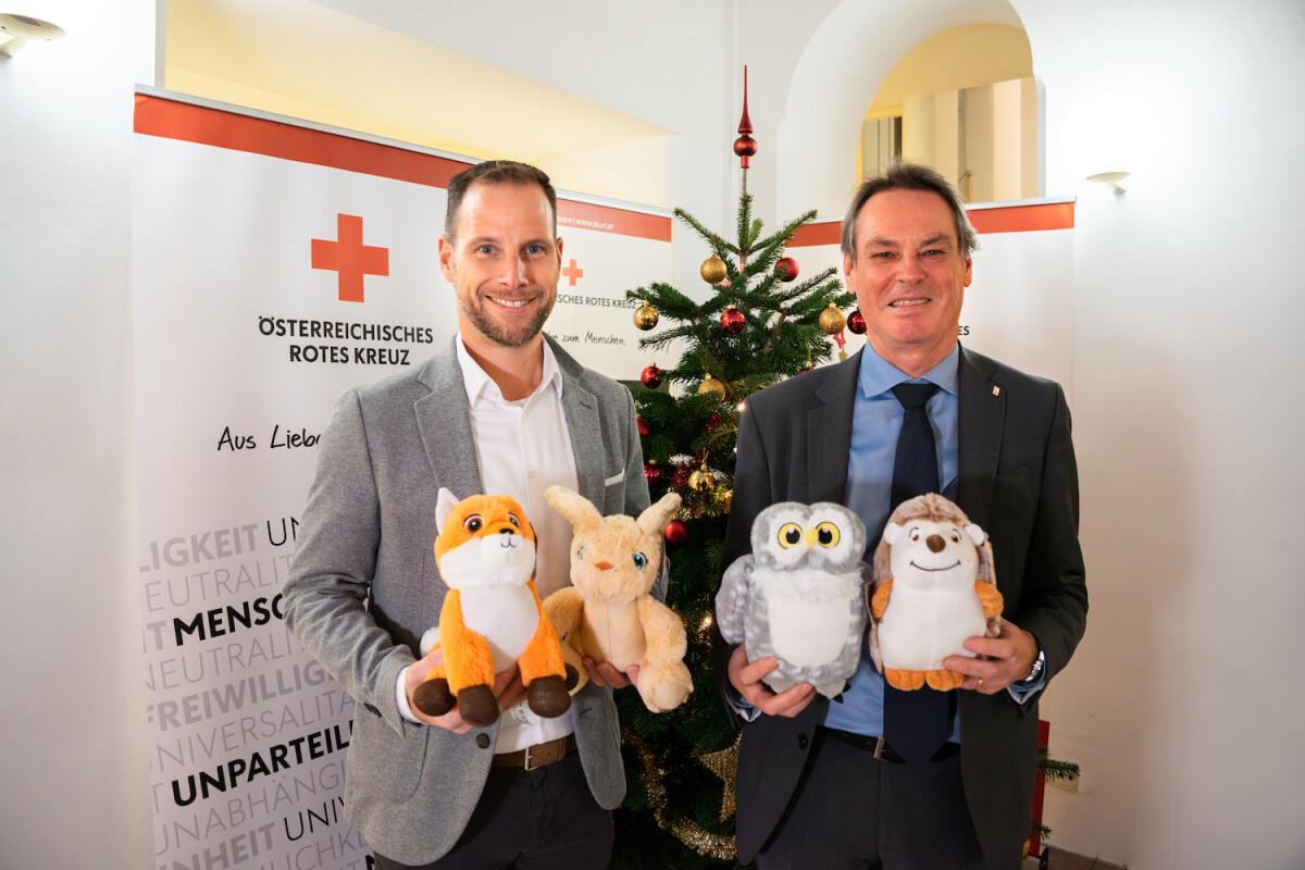 Für Wärme und Geborgenheit spendet PENNY Kuscheltieren an das Österreichische Rote Kreuz, die als Weihnachtspakete an bedürftige Kinder verteilt werden.