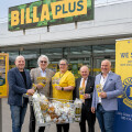 From left to right: Johann Roitinger (BILLA Sales Manager), Karl Brewi (Treasurer Lions Austria), Katrin Schwaiger (BILLA PLUS Store Manager), Ferdinand Franke (LEO & Lions Collection Day Coordinator District East), Werner Komosny (BILLA Sales Manager) thank BILLA PLUS customers in Vienna for their social commitment on this year's LEO and Lions Collection Day.