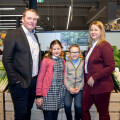 BILLA PLUS Kaufmann Emir Spahic mit seiner Familie bei der Eröffnung seines Marktes.