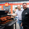 PENNY Verkaufsleiter Fleisch Thomas Ruhmer mit Grillmeister Wolfgang Arndt, der mit köstlichem PENNY Fleisch durch den Abend führte.